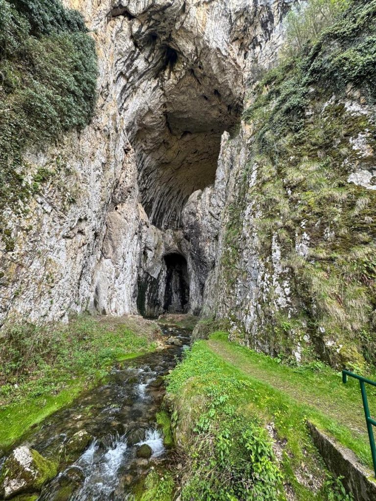 Ulaz u Potpećku pećinu, Potpećka pećina monumentalni ulaz, Potpećki potok ispred pećine, Ribnjak ispod Potpećke pećine, Prirodni pejzaž kod Potpećke pećine, Stena Potpećke pećine, Pešačka staza do Potpećke pećine, Pogled iz unutrašnjosti Potpećke pećine, Potpećka pećina prirodna atrakcija Srbije, Skriveni dragulj Potpećka pećina