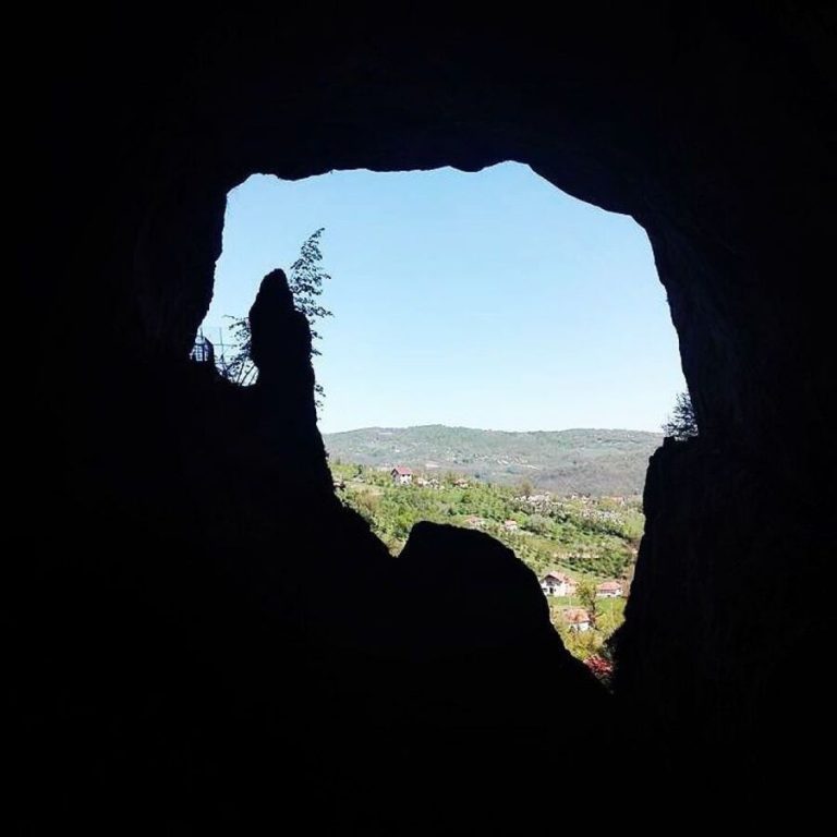 Ulaz u Potpećku pećinu, Potpećka pećina monumentalni ulaz, Potpećki potok ispred pećine, Ribnjak ispod Potpećke pećine, Prirodni pejzaž kod Potpećke pećine, Stena Potpećke pećine, Pešačka staza do Potpećke pećine, Pogled iz unutrašnjosti Potpećke pećine, Potpećka pećina prirodna atrakcija Srbije, Skriveni dragulj Potpećka pećina