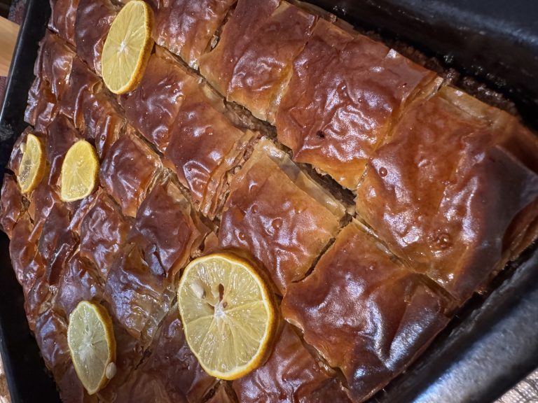 Domaće baklave prelivene sirupom, dekorisana kriškama limuna, u etno kući Srbije