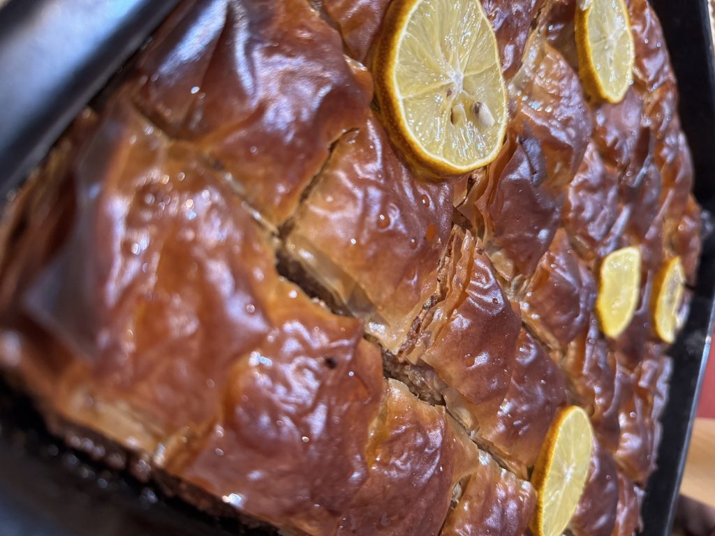 Sočna baklava u tepsiji sa kriškama limuna, tradicionalna srpska poslastica
