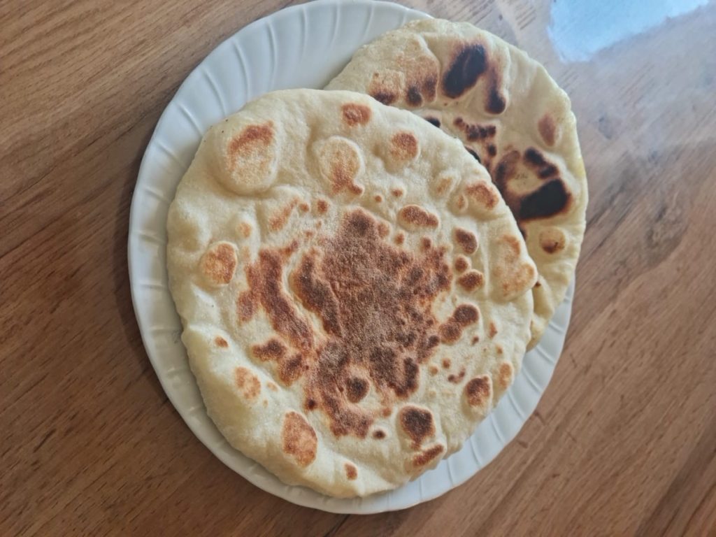 Domaće lepinje na plotni sa zlatno pečenom korom