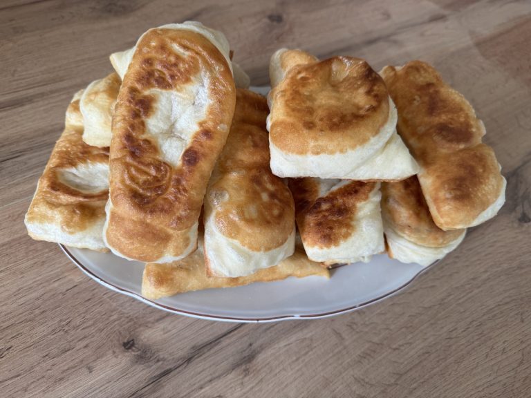 Gomila domaćih mekika složenih na tanjir, tradicionalni specijalitet Srbije