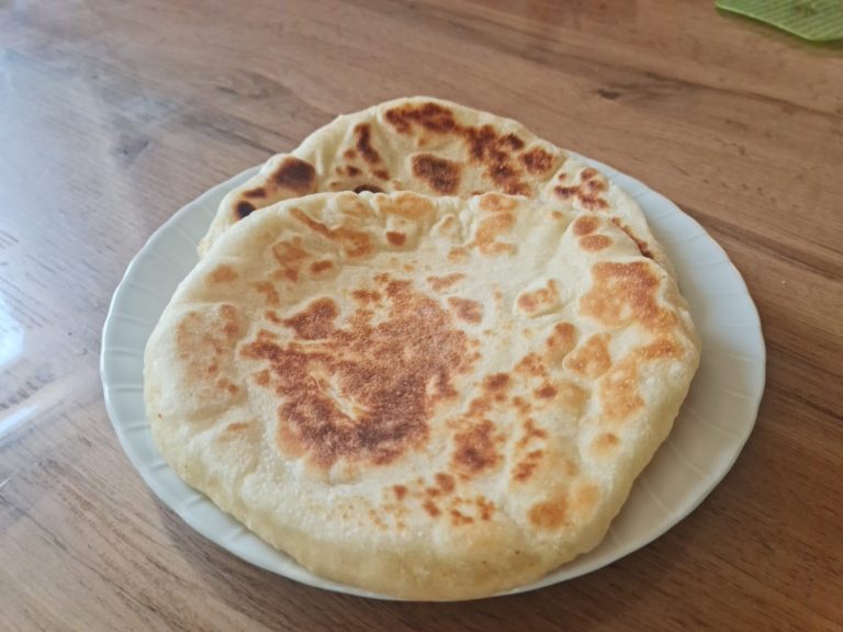 Lepinje na plotni servirane na tanjiru u etno kući