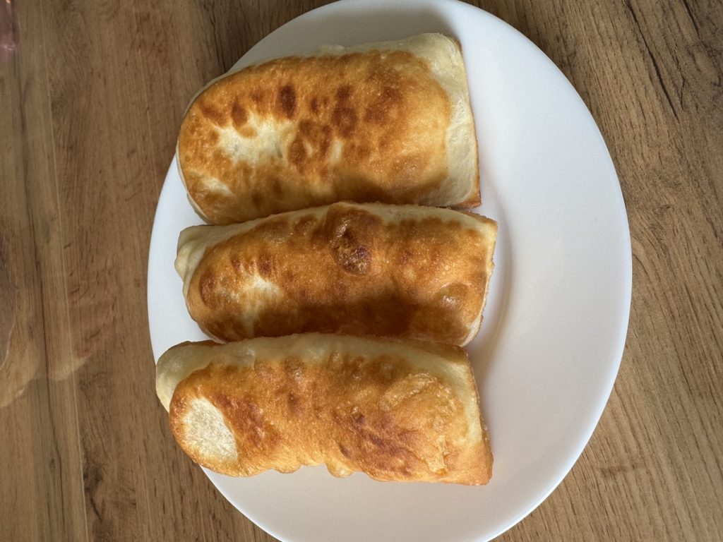 Tri domaće mekike na belom tanjiru, tradicionalni srpski doručak