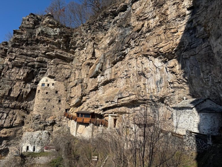 Ulaz u Savinu isposnicu na litici iznad Studenice sa pogledom na planine