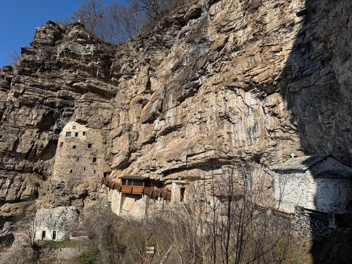 Ulaz u Savinu isposnicu na litici iznad Studenice sa pogledom na planine