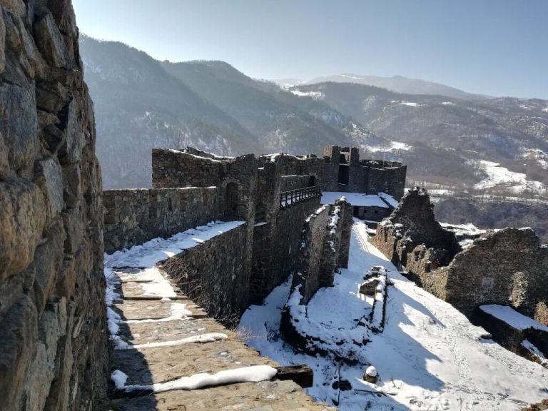 Tvrđava Maglič, pogled sa zidina prema unutrašnjosti i planinama u pozadini